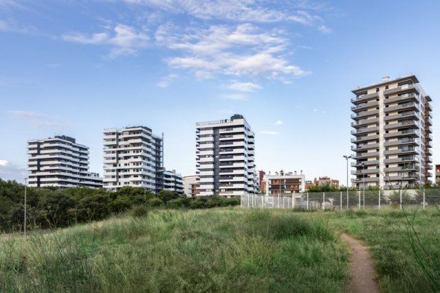 Torre Estronci 91 nabízí 71 bytových jednotek s vlastními balkony a důrazem na komfortní a energeticky úsporné bydlení. 